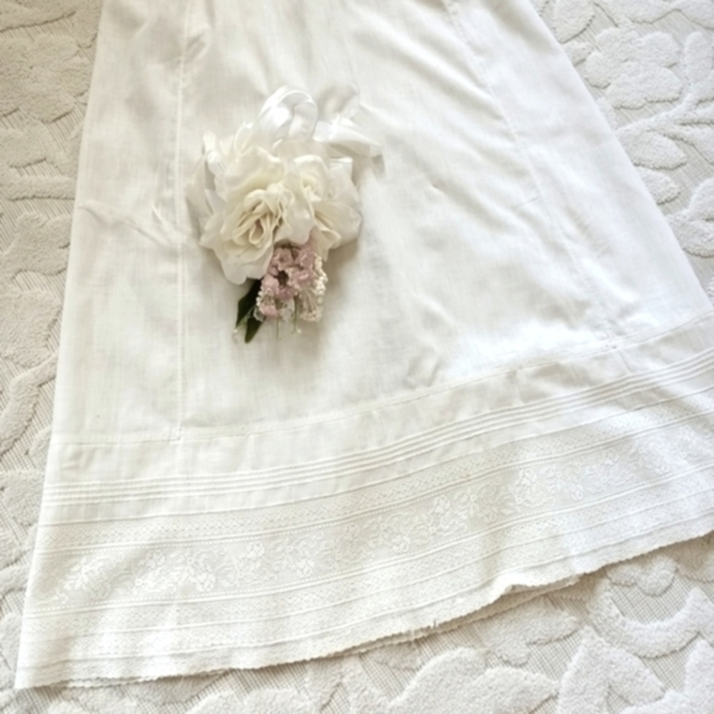 ANTIQUE EDWARDIAN COTTON BATISTE PETTICOAT/ SKIRT WITH STUNNING CUTWORK AND LACE